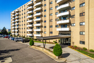 Bishop Park Apartments in Willoughby Hills, OH - Foto de edificio - Building Photo