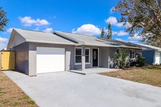 7983 Shadow Run Dr in Largo, FL - Building Photo - Building Photo