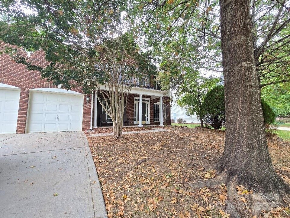 8221 Brookings Dr in Charlotte, NC - Building Photo