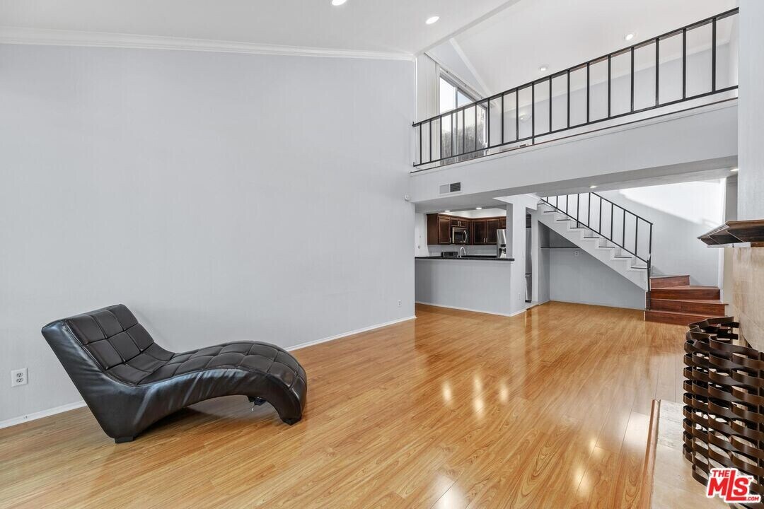 5325 Newcastle Ave in Los Angeles, CA - Building Photo