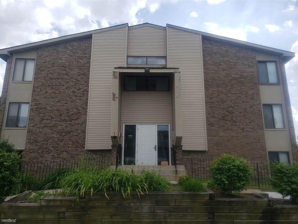 30475 W 14 Mile Rd-Unit -Apt 80 in Farmington Hills, MI - Foto de edificio
