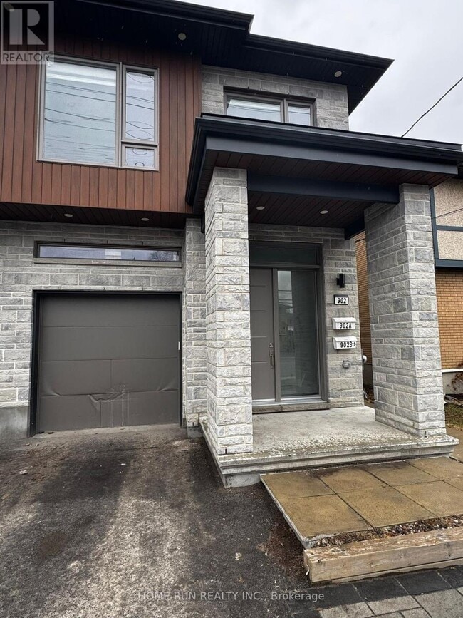 902 Pinecrest Rd in Ottawa, ON - Building Photo - Building Photo