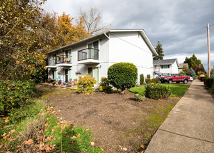 Fifth Avenue Apartments in Albany, OR - Building Photo - Building Photo