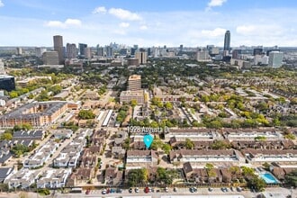 1928 Augusta Dr in Houston, TX - Building Photo - Building Photo
