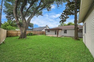 2405 Pickerton Dr in Deer Park, TX - Building Photo - Building Photo