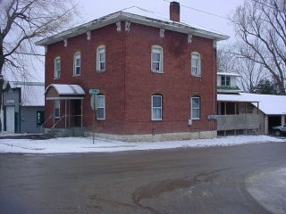 1035 W Main St in Burke, NY - Foto de edificio