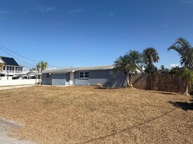 818 Bayview Dr in Ruskin, FL - Building Photo