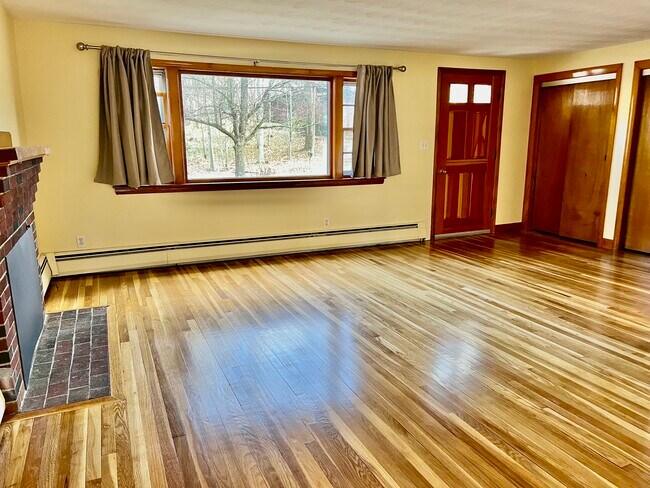 45 Maiden Ln in Wayland, MA - Foto de edificio - Building Photo