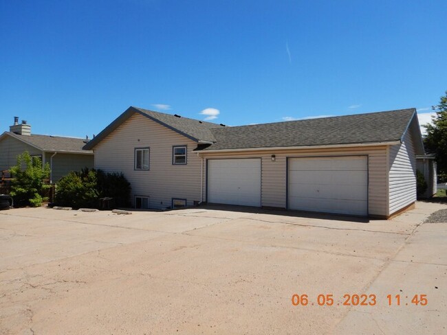 1166 N 19th St in Laramie, WY - Building Photo - Building Photo