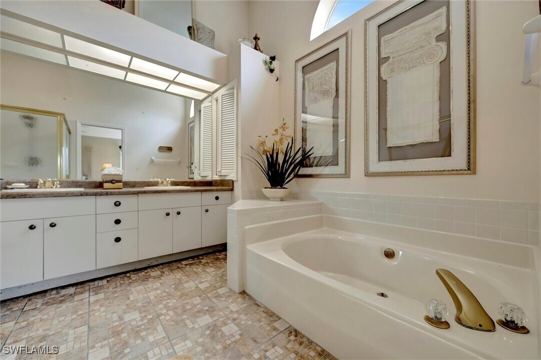 9341 White Hickory Ln in Ft. Myers, FL - Foto de edificio