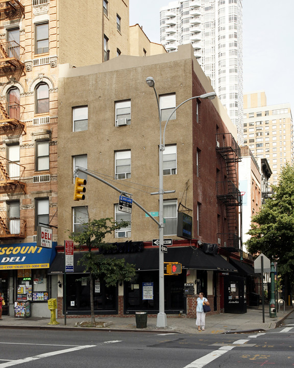 581 Second Ave in New York, NY - Building Photo