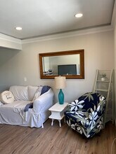 3713 Rosehedge Dr, Unit One Bedroom Apartment in Fullerton, CA - Foto de edificio - Building Photo