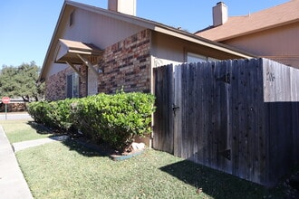 10254 Dover Rdg, Unit 206 in San Antonio, TX - Building Photo - Building Photo