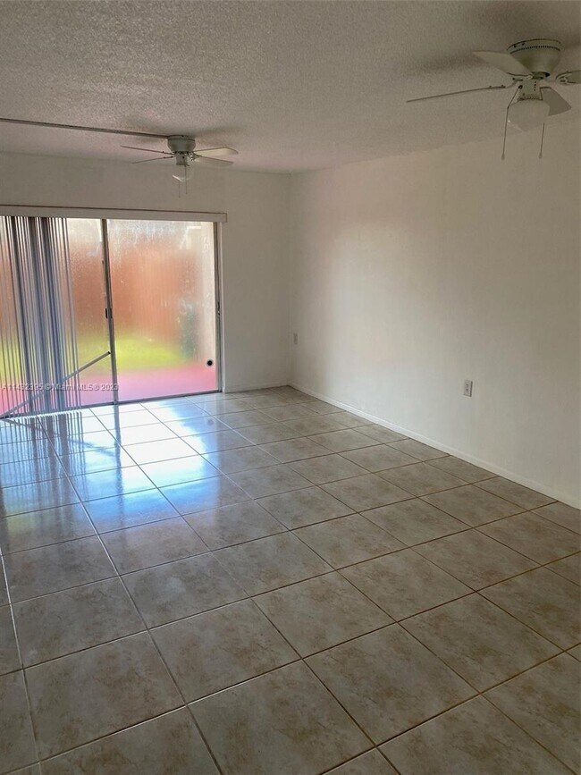 11241 SW 88th St-Unit -103F in Miami, FL - Building Photo - Building Photo