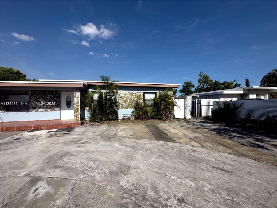 341 NW 61st Ave in Miami, FL - Building Photo