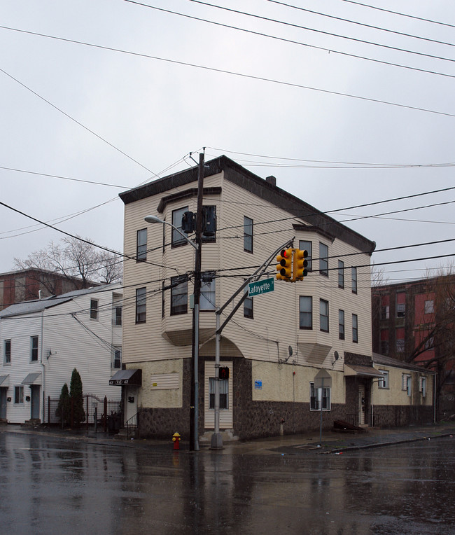 62 Lafayette St in Paterson, NJ - Foto de edificio - Building Photo