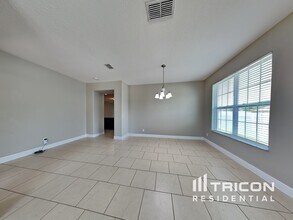 3329 Cypress Grove Dr in Eustis, FL - Foto de edificio - Building Photo