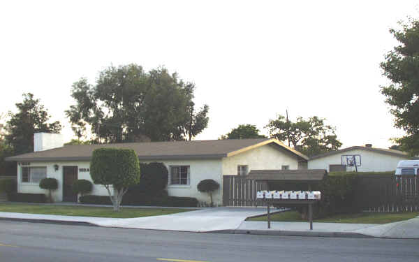 181-183 Santa Isabel Ave in Costa Mesa, CA - Foto de edificio - Building Photo