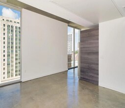 151 SE 1st St, Unit 2510 in Miami, FL - Foto de edificio - Building Photo