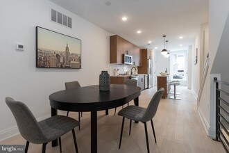 1434 Ogden St in Philadelphia, PA - Building Photo - Interior Photo