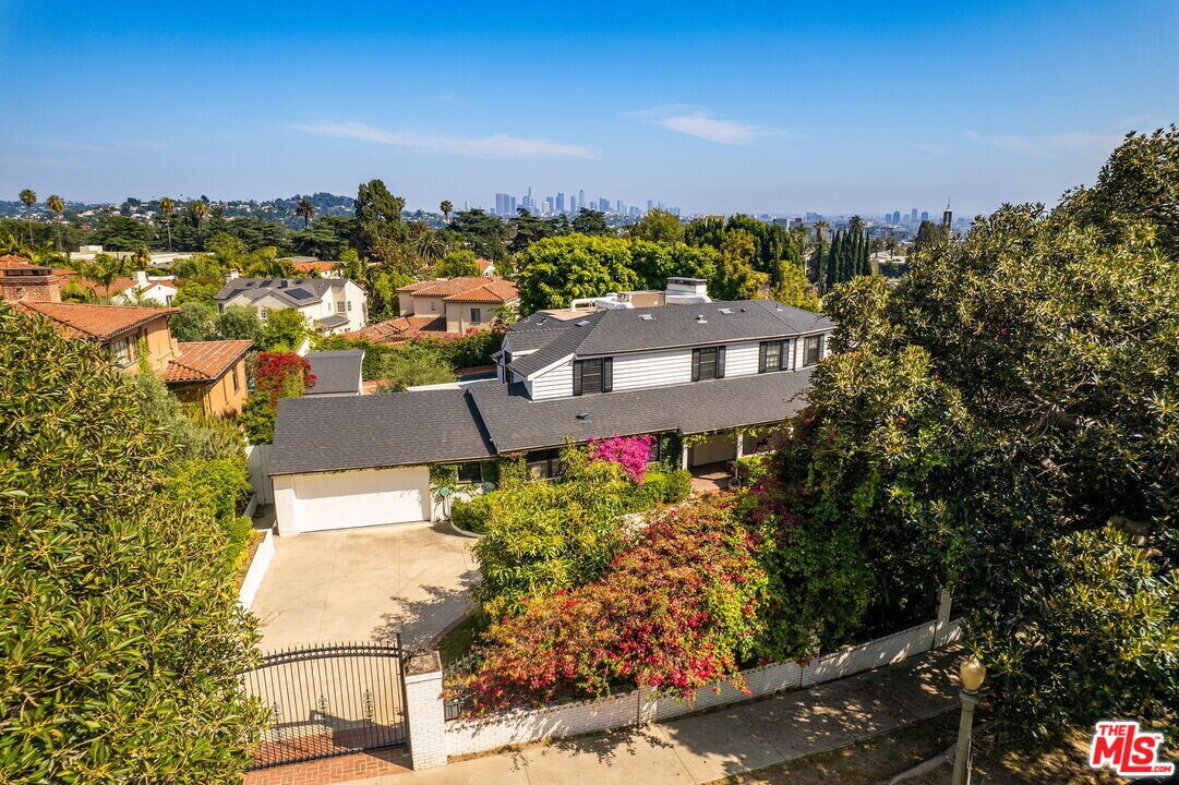 2324 N Vermont Ave in Los Angeles, CA - Building Photo