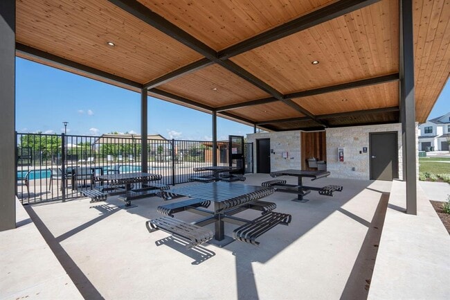 496 Fieldwood Dr in Mustang Ridge, TX - Building Photo - Building Photo