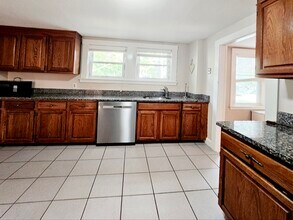 11 Keefe Ave, Unit 2 in Newton, MA - Foto de edificio - Building Photo