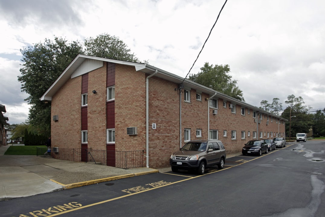 Suburbia Apartments in Farmingdale, NY - Building Photo