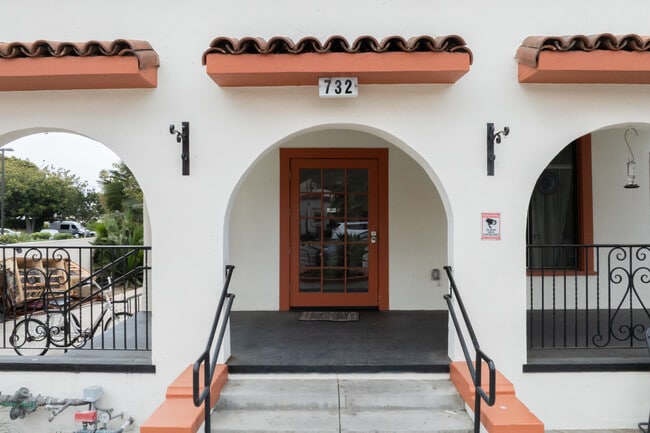 732 E. Santa Clara St. in Ventura, CA - Foto de edificio - Building Photo