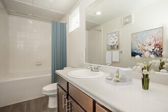 McKinney Falls Apartments- Income Restricted in Austin, TX - Foto de edificio - Building Photo