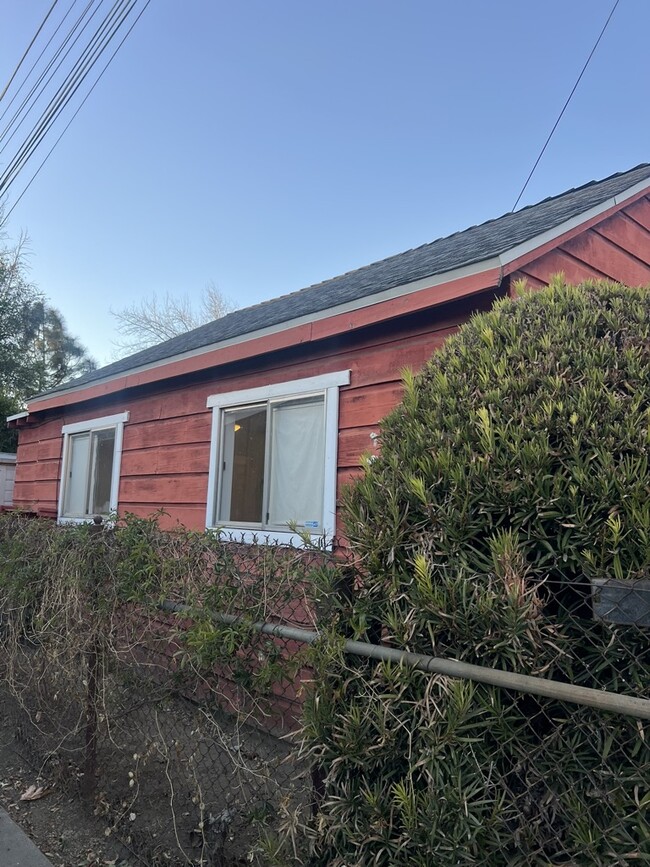 13900 Sylvan St in Van Nuys, CA - Foto de edificio - Building Photo