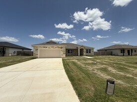 117 Growers Ave in Poteet, TX - Building Photo