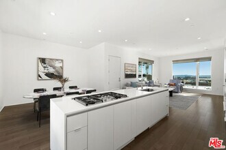 935 N San Vicente Blvd in West Hollywood, CA - Building Photo - Building Photo