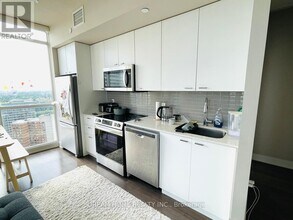 30-2930 Roehampton Ave in Toronto, ON - Building Photo - Building Photo