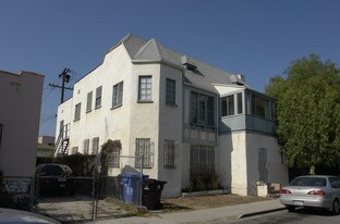 5353 La Cresta Ct in Los Angeles, CA - Building Photo