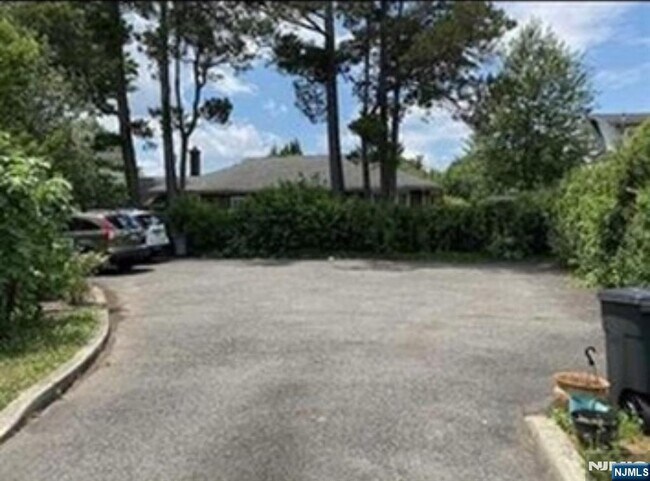 9 River Dr in Fair Lawn, NJ - Building Photo - Building Photo