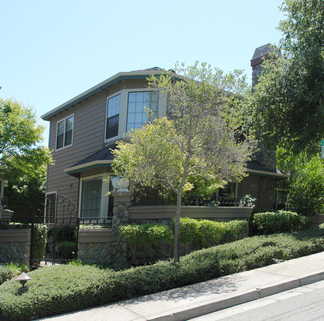 916 Dewing Ave in Lafayette, CA - Foto de edificio - Building Photo