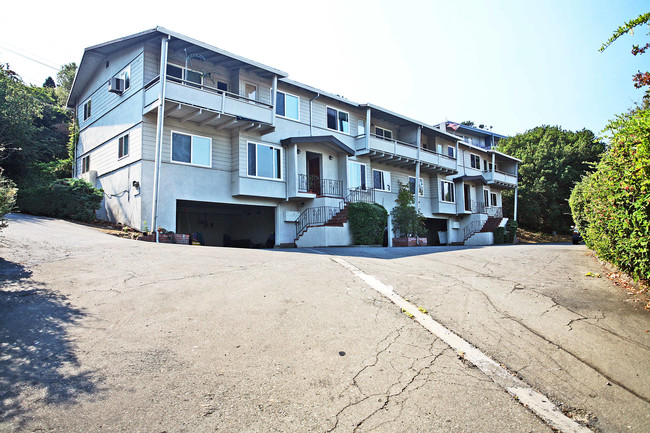 110 Carlotta Cir in Mill Valley, CA - Foto de edificio - Building Photo