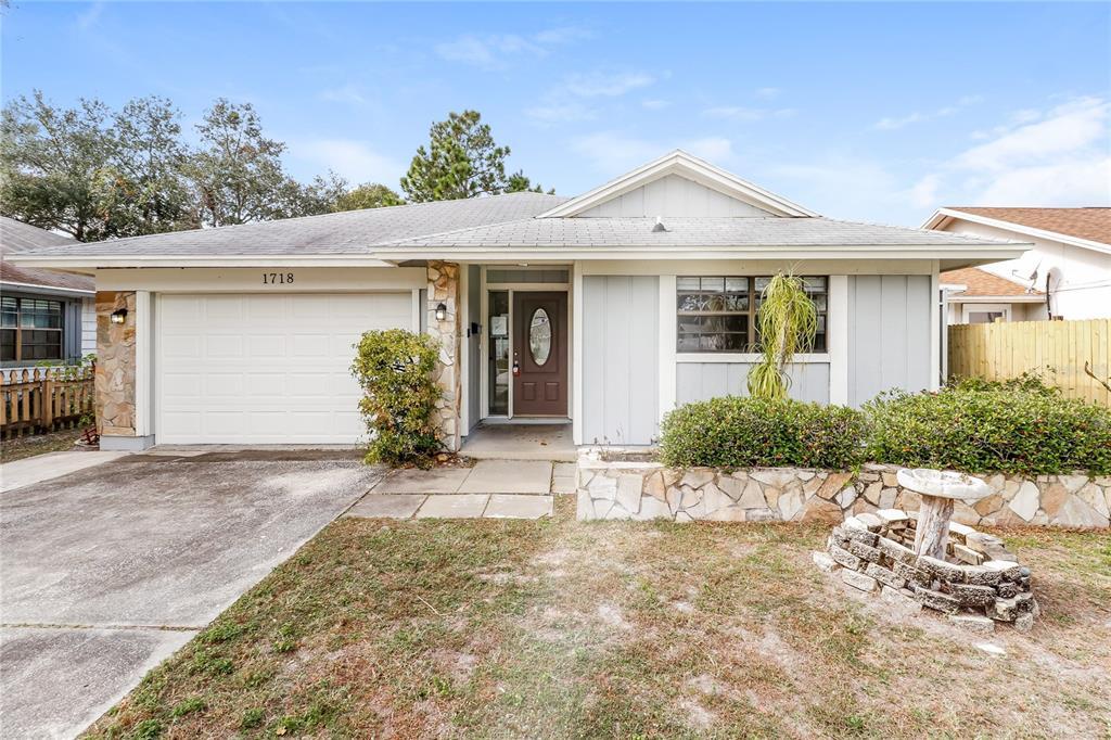 1718 Tall Pines Dr in Largo, FL - Building Photo