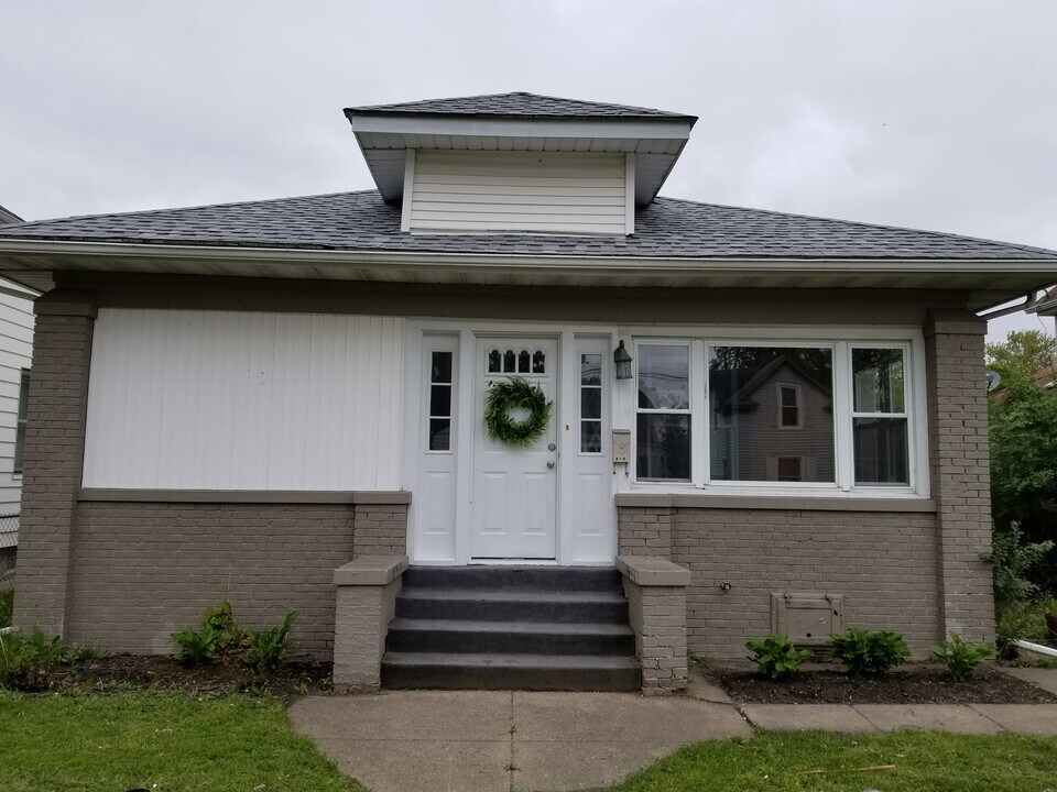 814 W 6th St in Mishawaka, IN - Building Photo
