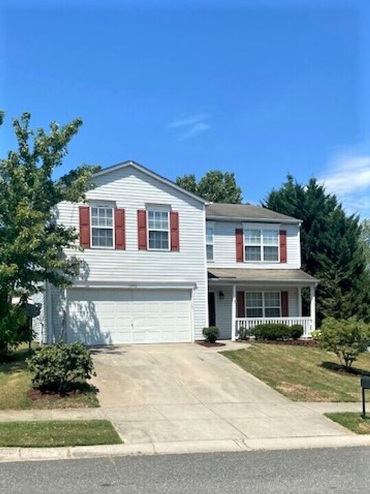 11042 Dry Stone Dr in Huntersville, NC - Foto de edificio