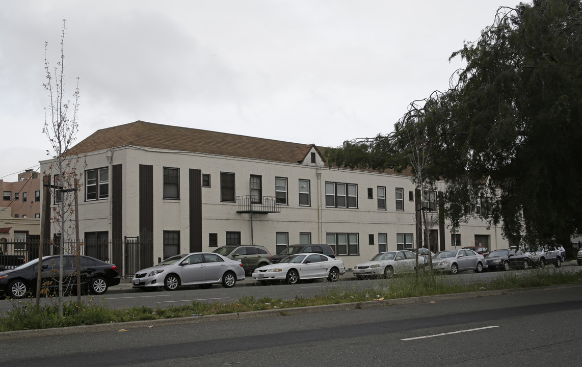 Bridgeway Apartments in Oakland, CA - Building Photo