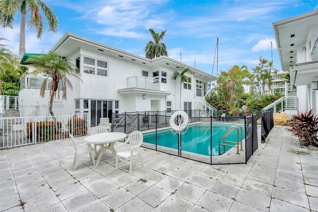 property at 312 Hendricks Isle