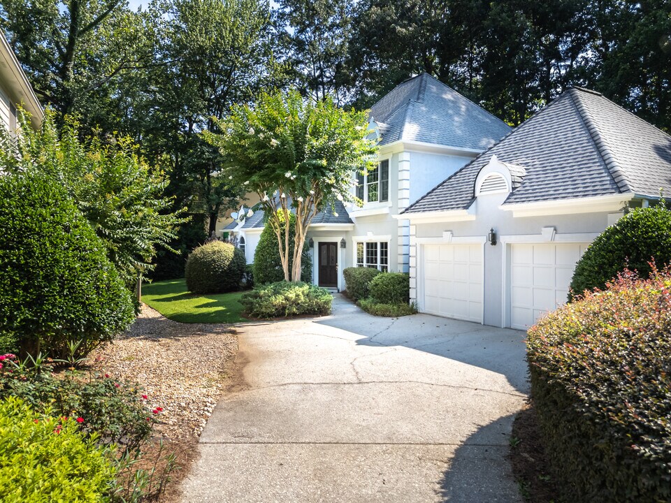1050 Shady Valley Pl NE in Atlanta, GA - Building Photo