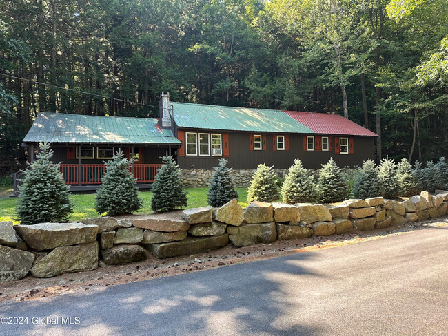 9 Adirondack Memories Lane in Lake Luzerne, NY - Foto de edificio - Building Photo