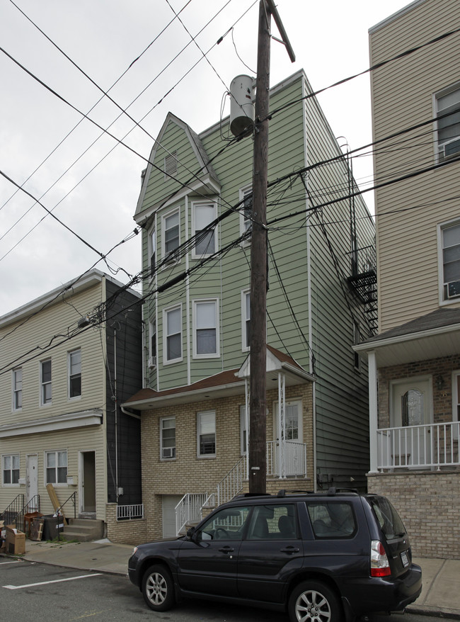 48 E 19th St in Bayonne, NJ - Building Photo - Building Photo