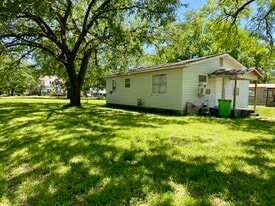 501 E Broadway St in Okemah, OK - Building Photo