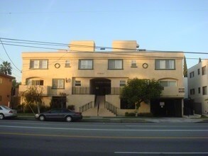 13041 Oxnard St in Van Nuys, CA - Building Photo - Building Photo