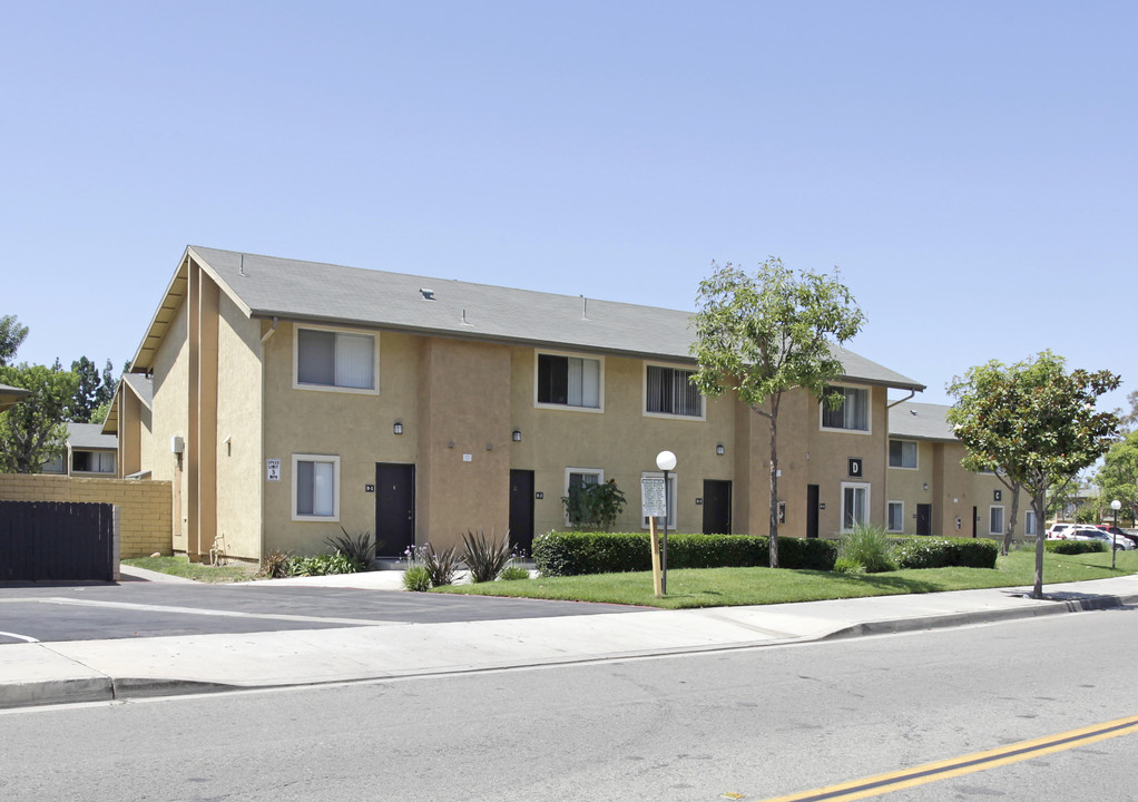 Westchester Park Apartments in Tustin, CA - Building Photo