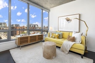 Reside on Green Street in Chicago, IL - Building Photo